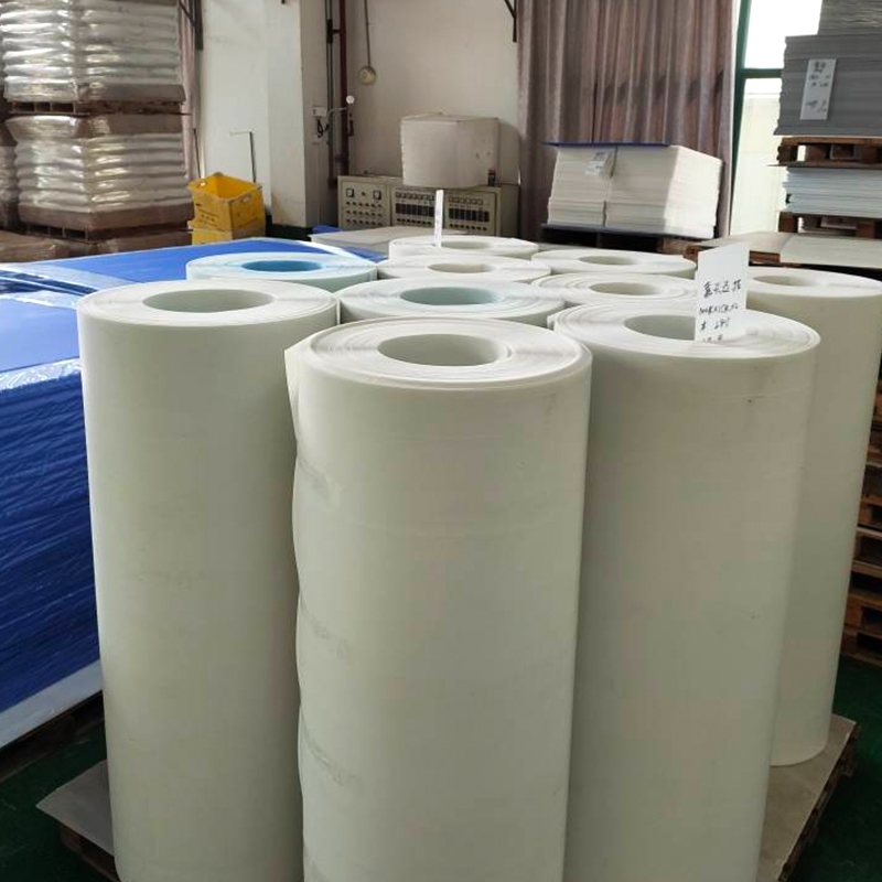 Rouleaux de feuilles de plastique cannelées antidérapantes en PP pour la protection des sols des chantiers de construction
